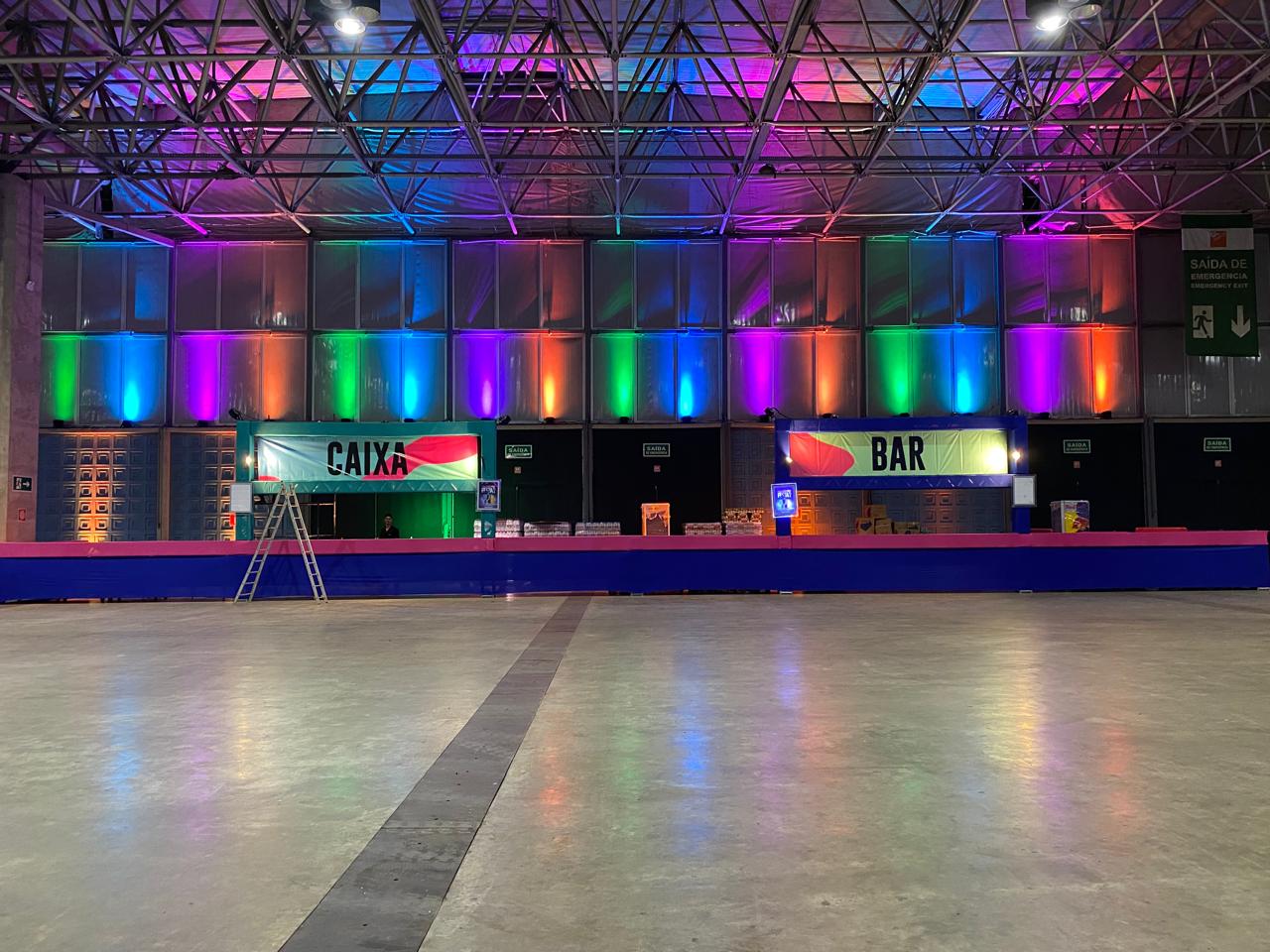 Fechamento de arena em octanorme iluminado dentro de pavilhão