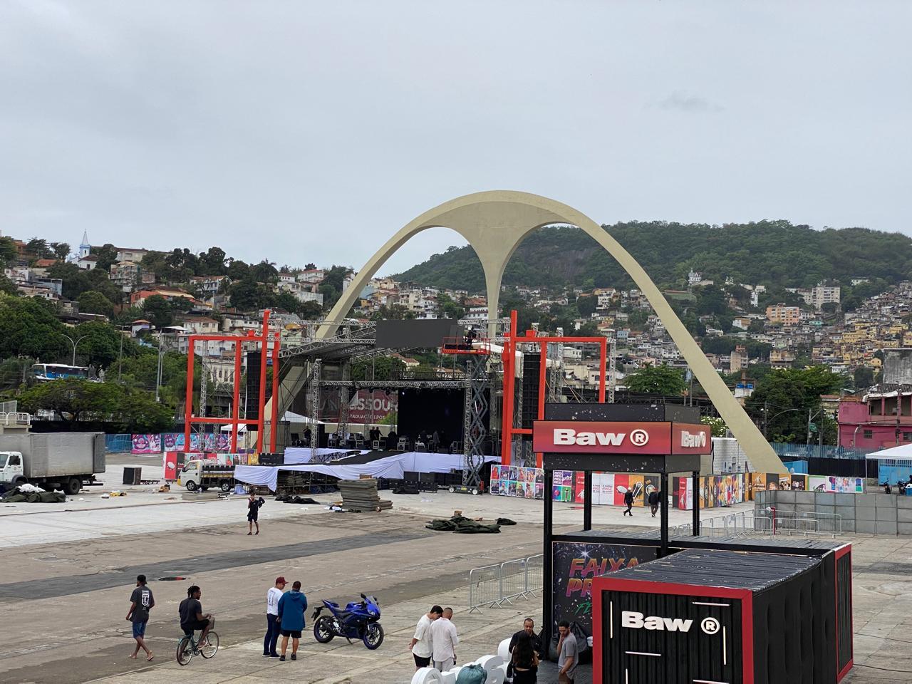 Palco com cobertura em box truss e pórticos na Praça da Apoteose