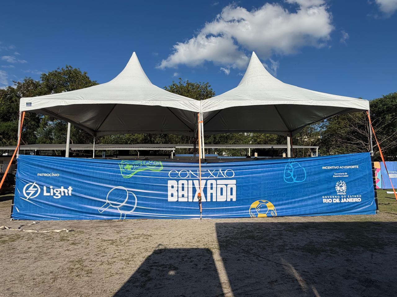 Tendas chapéu de bruxa duplas com lona de fechamento