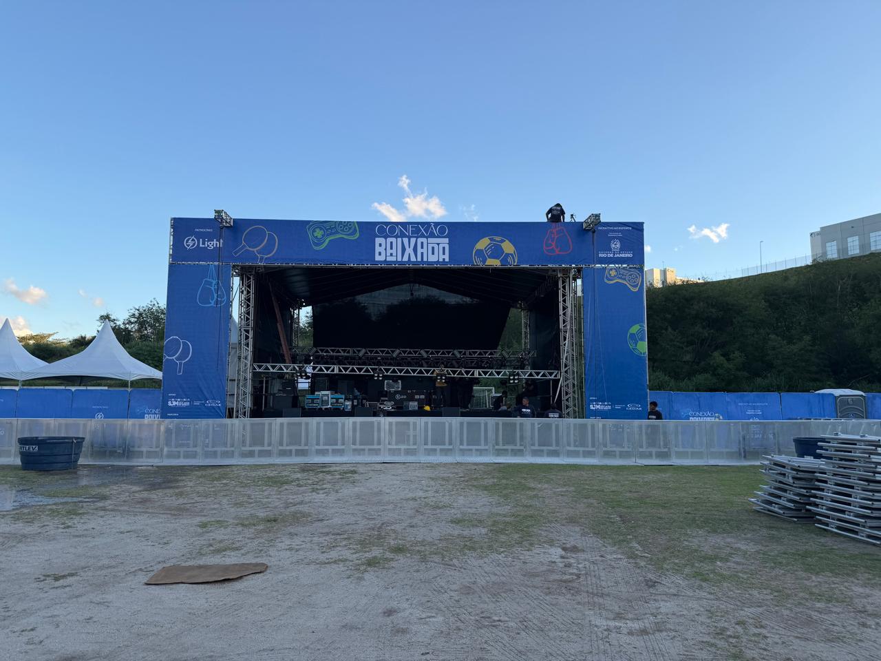 Palco do Conexão Baixada com lona impressa e tendas de apoio