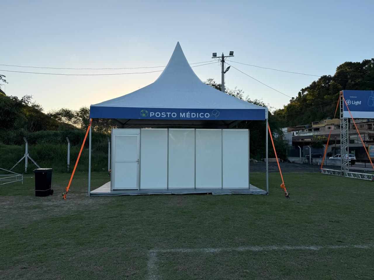 Posto médico em tenda chapéu de bruxa com fechamento em octanorme