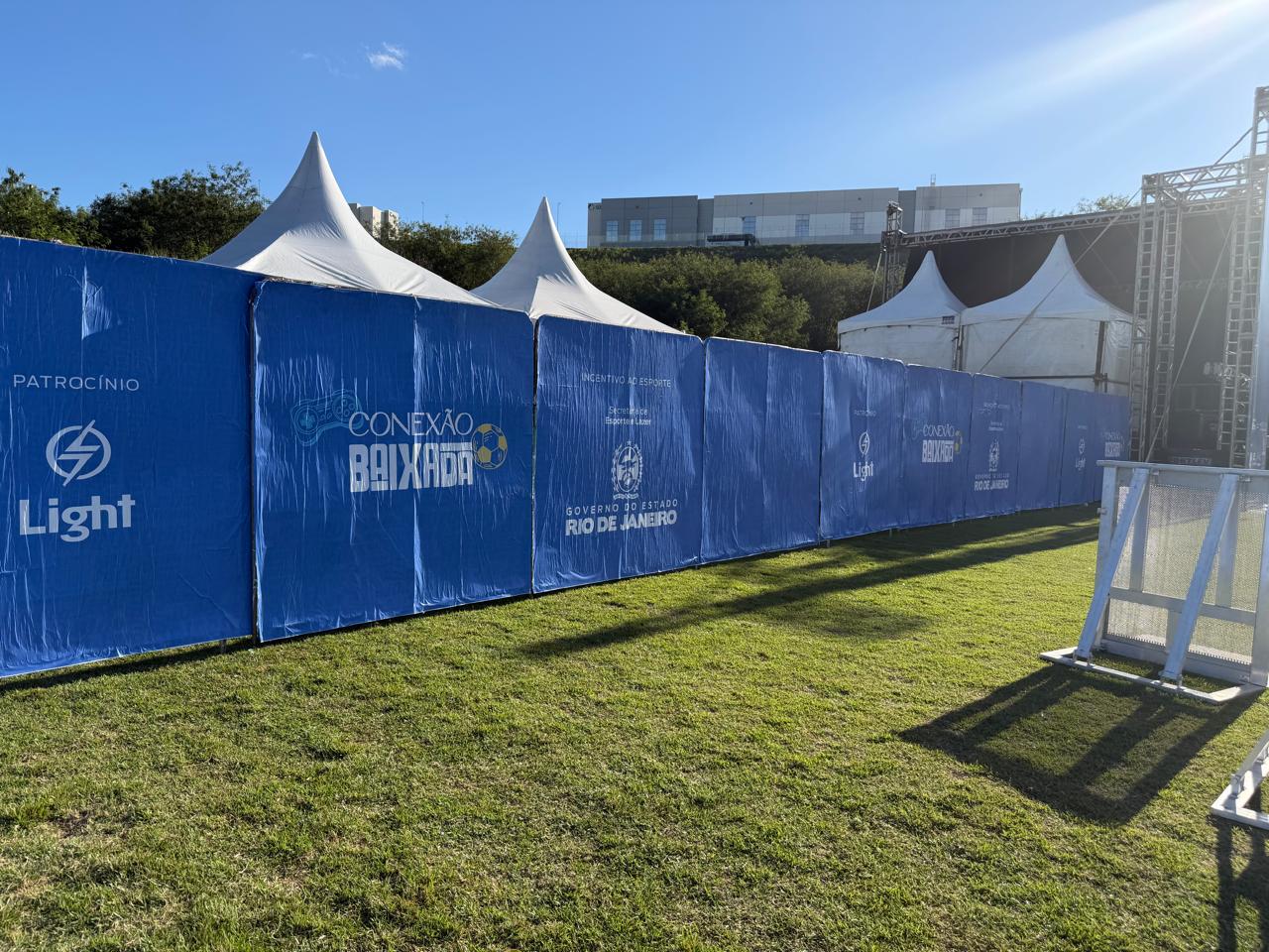 Tapadeira metálica lonada fechando o perímetro do evento