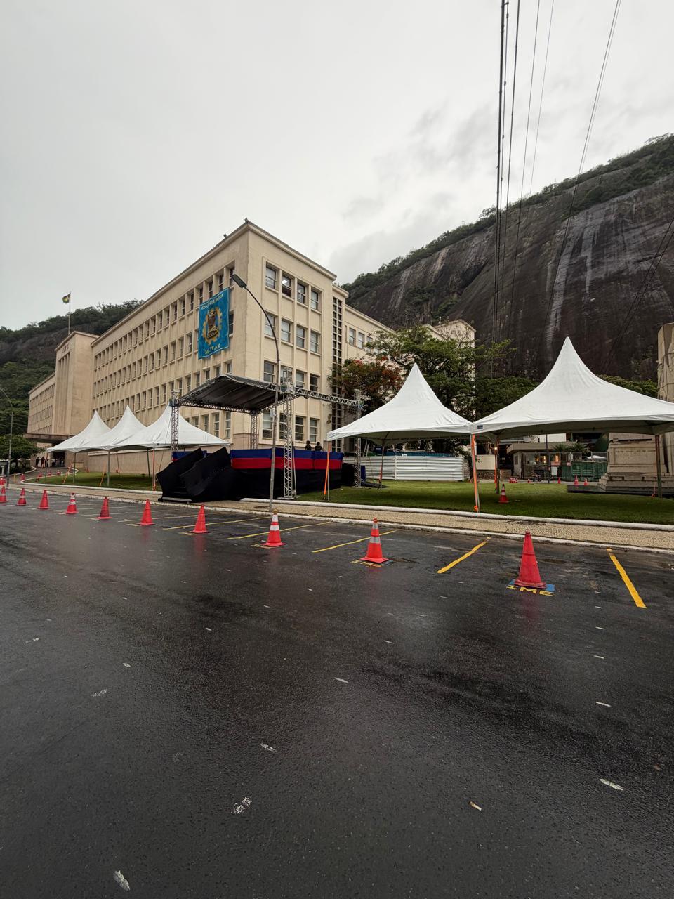 Tendas chapéu de bruxa e palco montados em via pública na Praia Vermelha