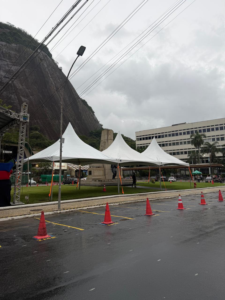 Fileira de tendas chapéu de bruxa brancas montadas em via pública