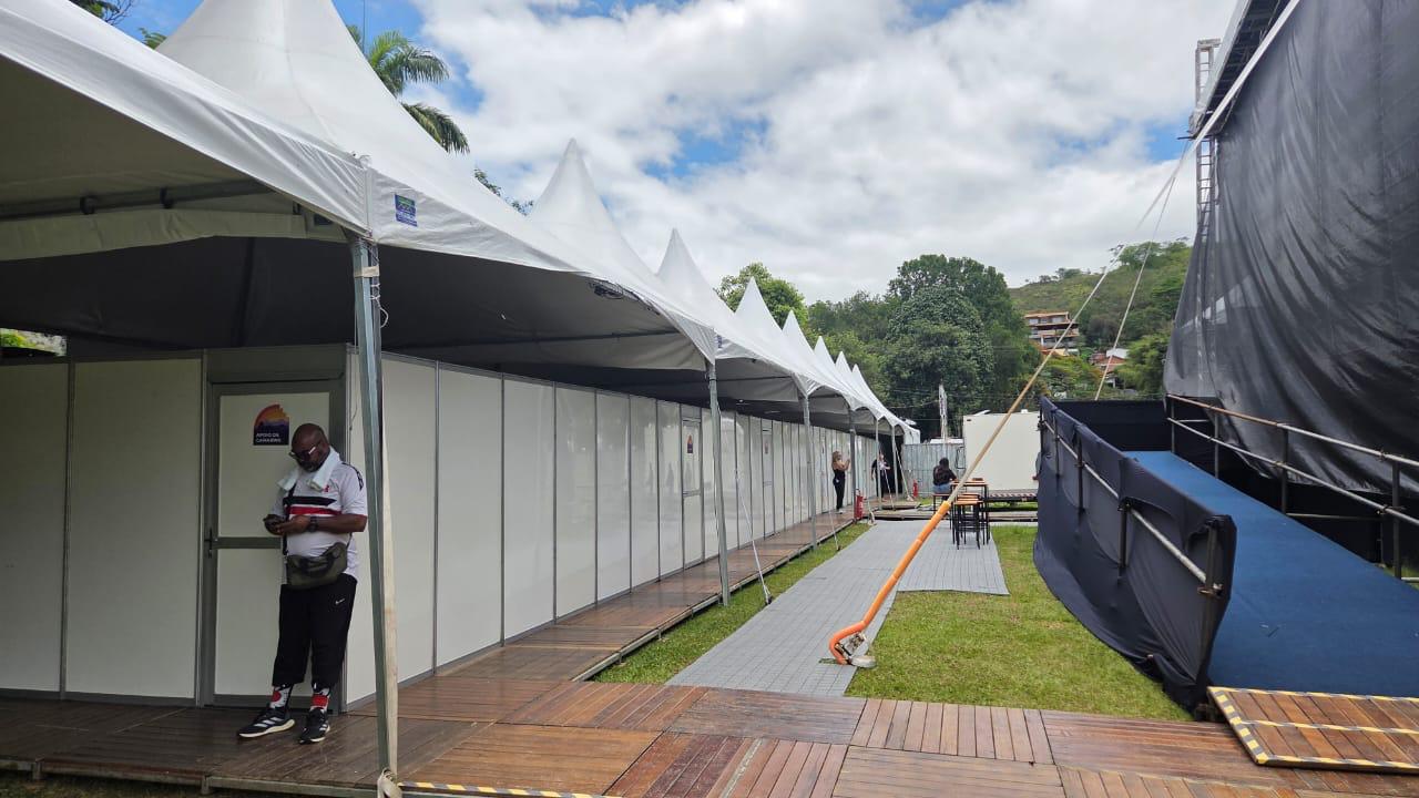 Camarins em octanorme sob tendas chapéu de bruxa com piso em deck