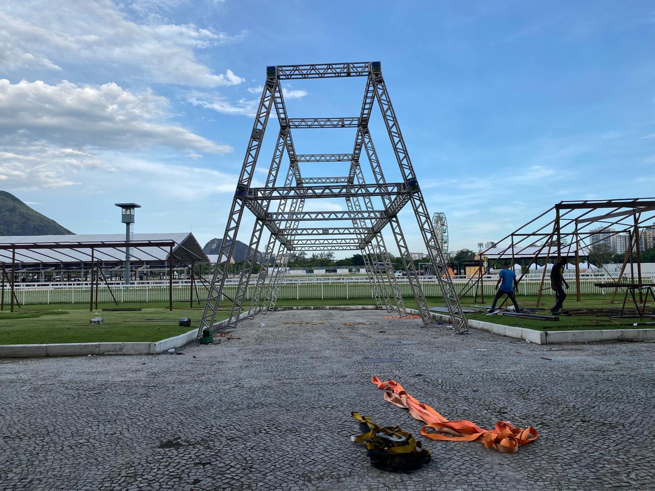 Pórtico de grande vão em box truss em montagem