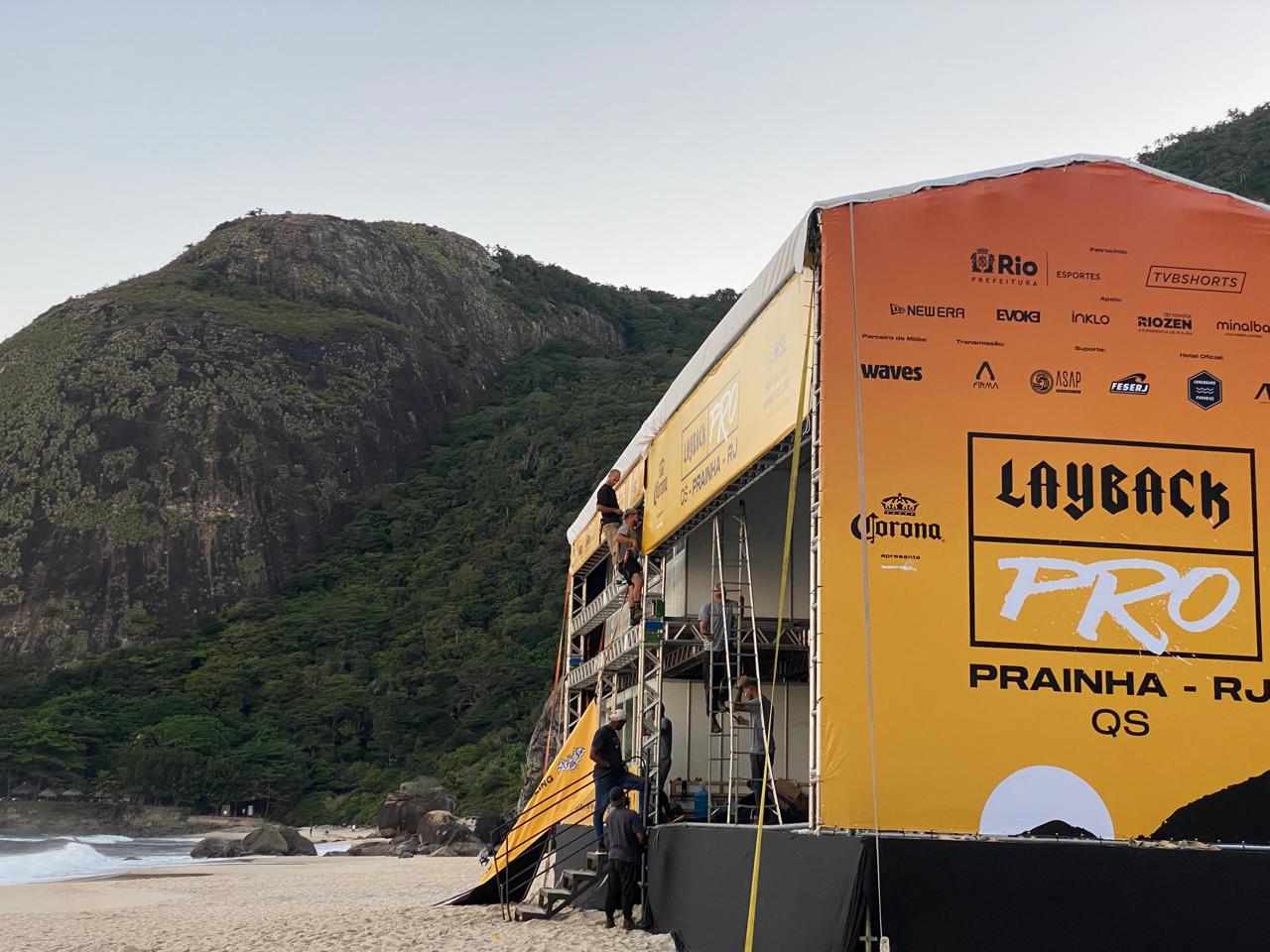 Equipe da Vitória Brasil Eventos montando a estrutura de dois pavimentos sobre a areia