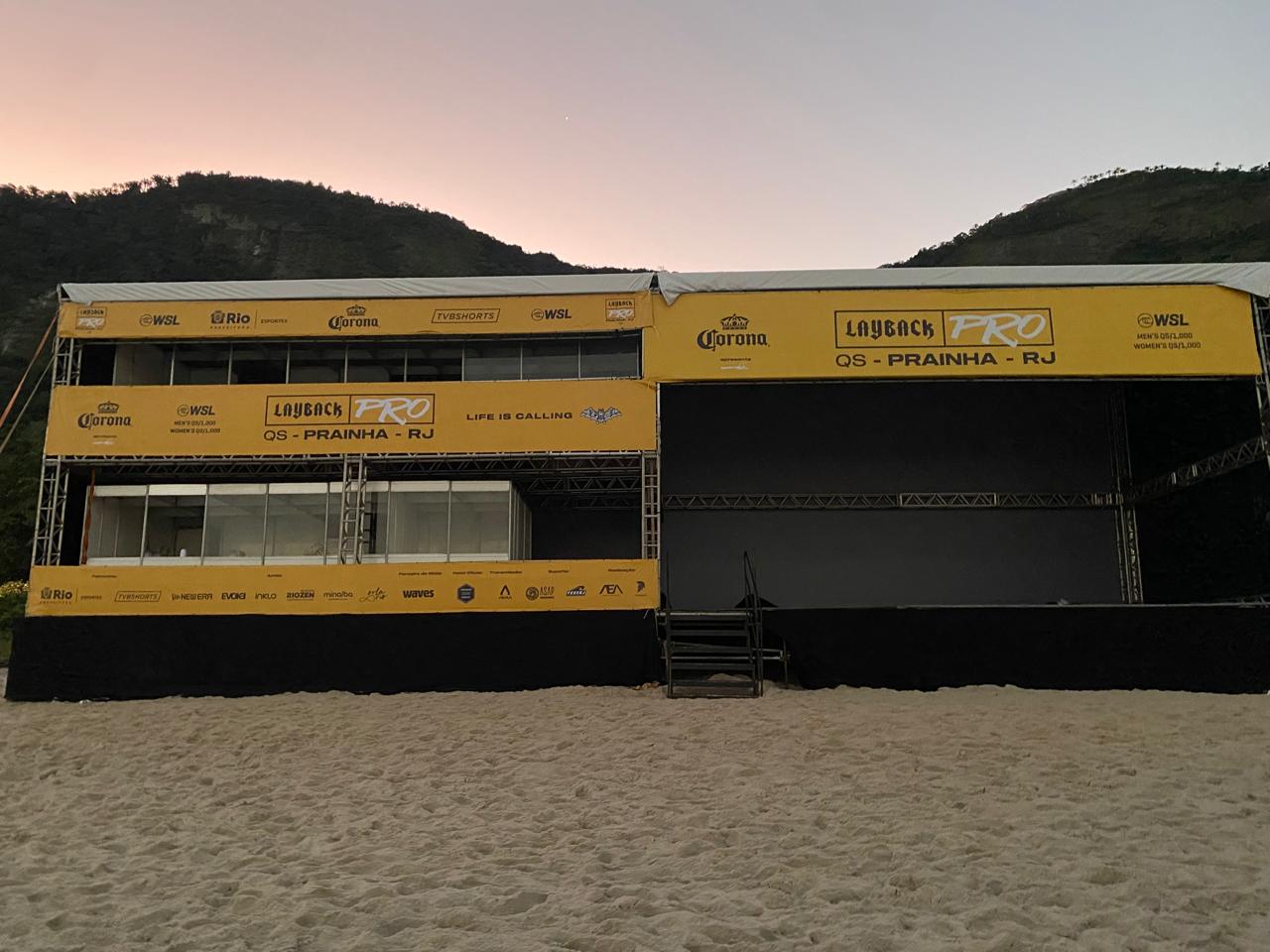 Fachada da estrutura de dois pavimentos montada sobre a areia