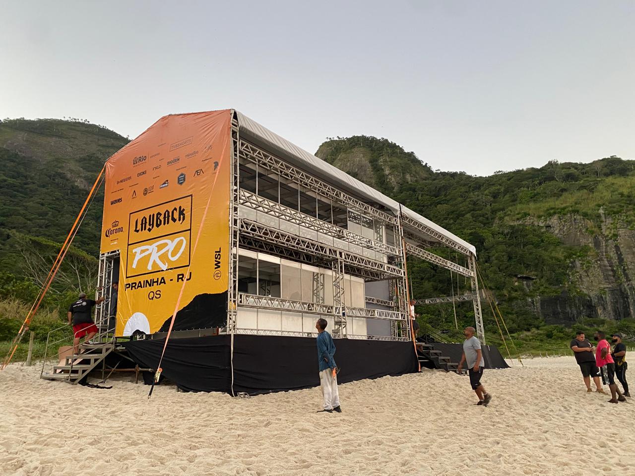 Estrutura de dois pavimentos do Layback Pro montada sobre a areia da Prainha