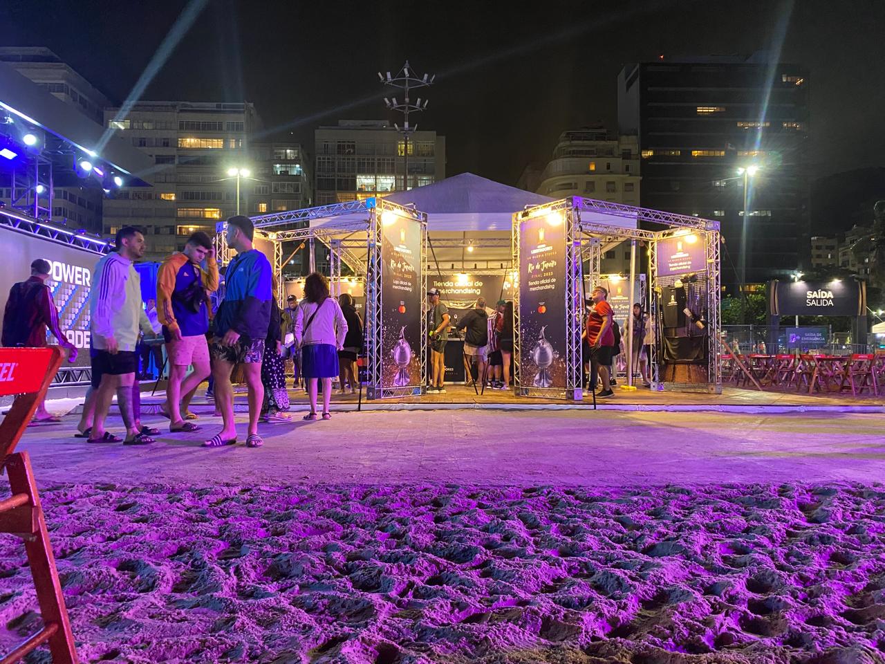 Estruturas do fan fest da final da Libertadores 2023 na praia de Copacabana