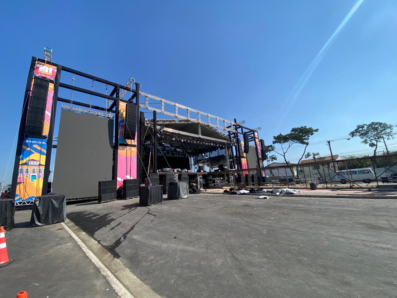 Palco com cobertura, painéis de LED e torres de PA em box truss